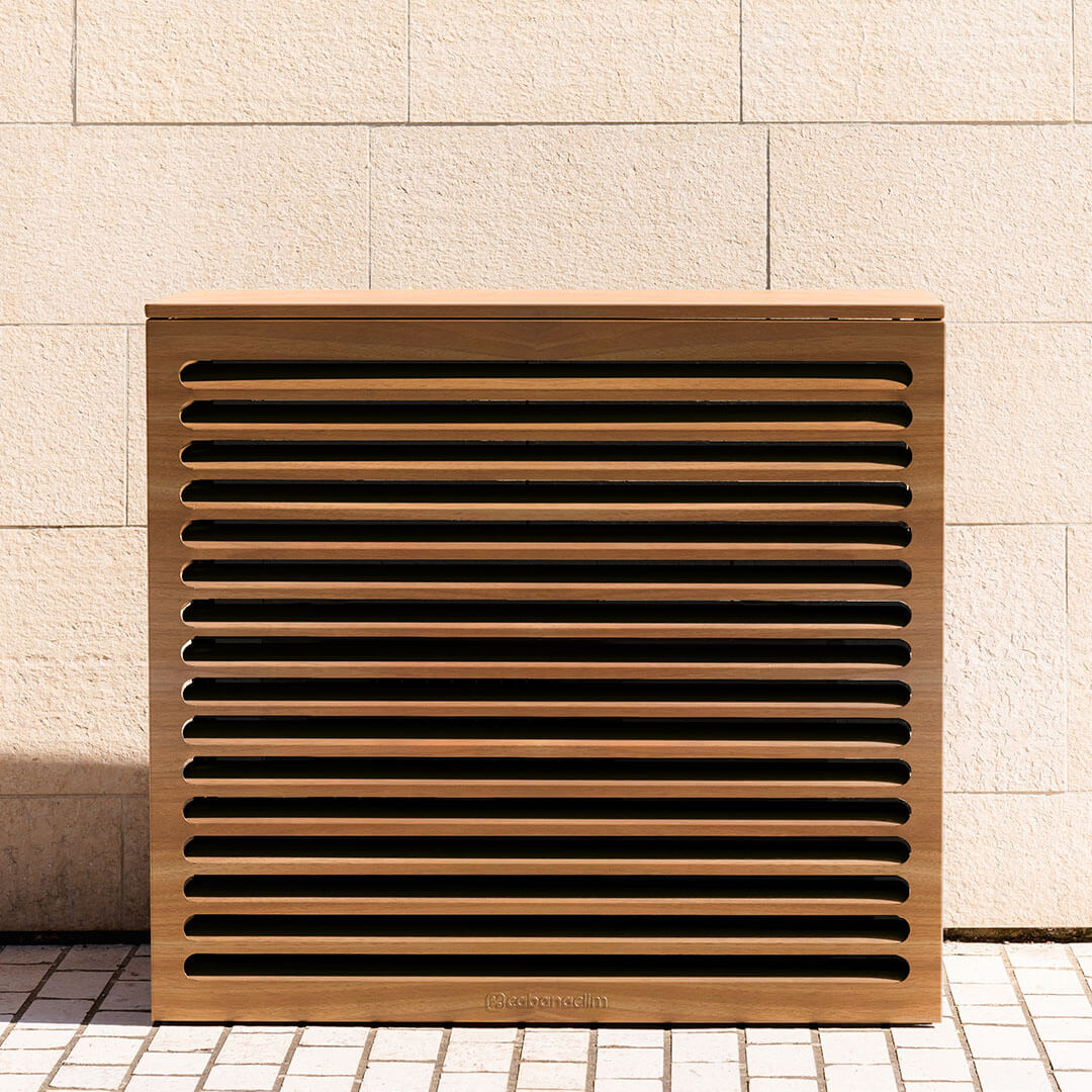Modèle cache clim bois exotique – – vue : vue de face neutre. Protection élégante et durable, pensée pour s’intégrer à tous les environnements extérieurs. Un choix esthétique et pratique.