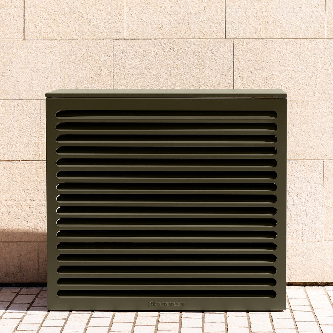 Cache clim vert olive (RAL 6014) – , installé avec soin – vue de face neutre. Structure ventilée et design, idéale pour sublimer une façade ou un jardin. Un rendu soigné qui allie déco et performance.