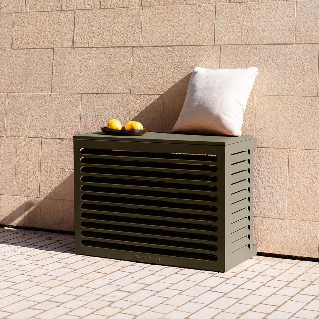 Modèle cache clim vert olive (ral 6014) – – vue : vue en situation. Structure ventilée et design, idéale pour sublimer une façade ou un jardin. Un rendu soigné qui allie déco et performance.