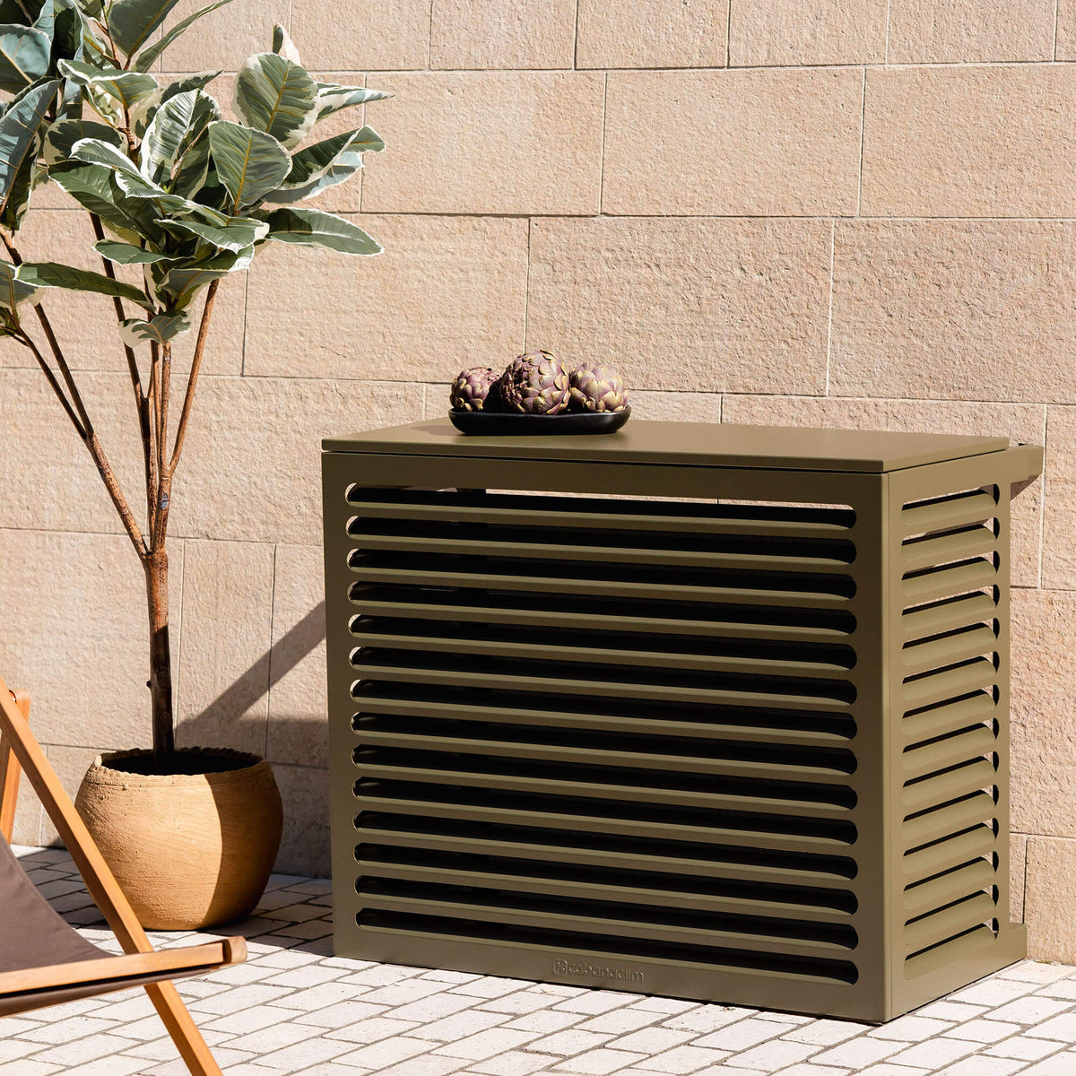 Modèle cache clim vert olive (ral 6014) – – vue : vue en situation. Protection élégante et durable, pensée pour s’intégrer à tous les environnements extérieurs. Un rendu soigné qui allie déco et performance.