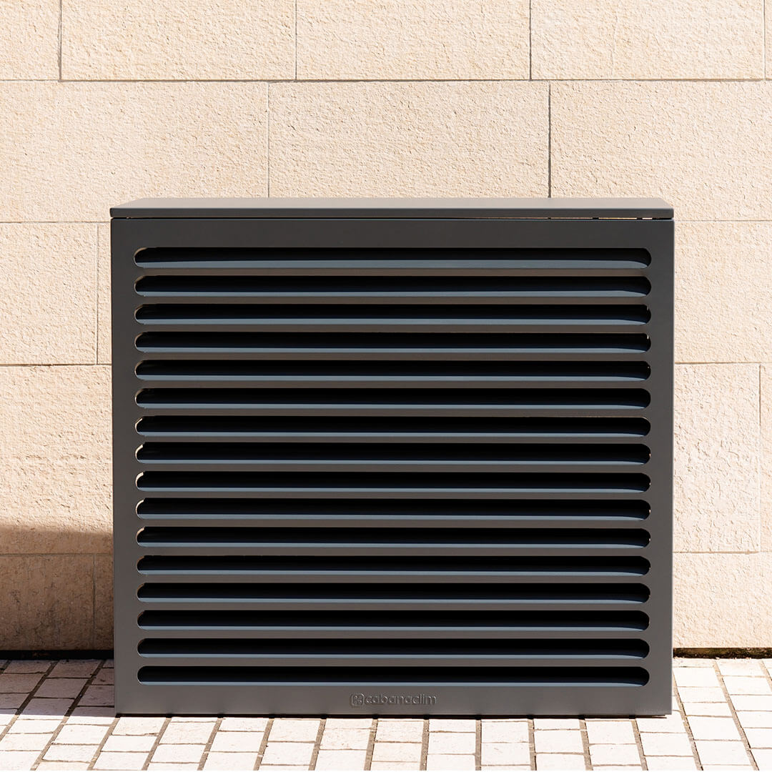 Modèle cache clim gris anthracite (ral 7016) – – vue : vue de face mur seul. Protection élégante et durable, pensée pour s’intégrer à tous les environnements extérieurs. Un cache clim design pensé pour durer.
