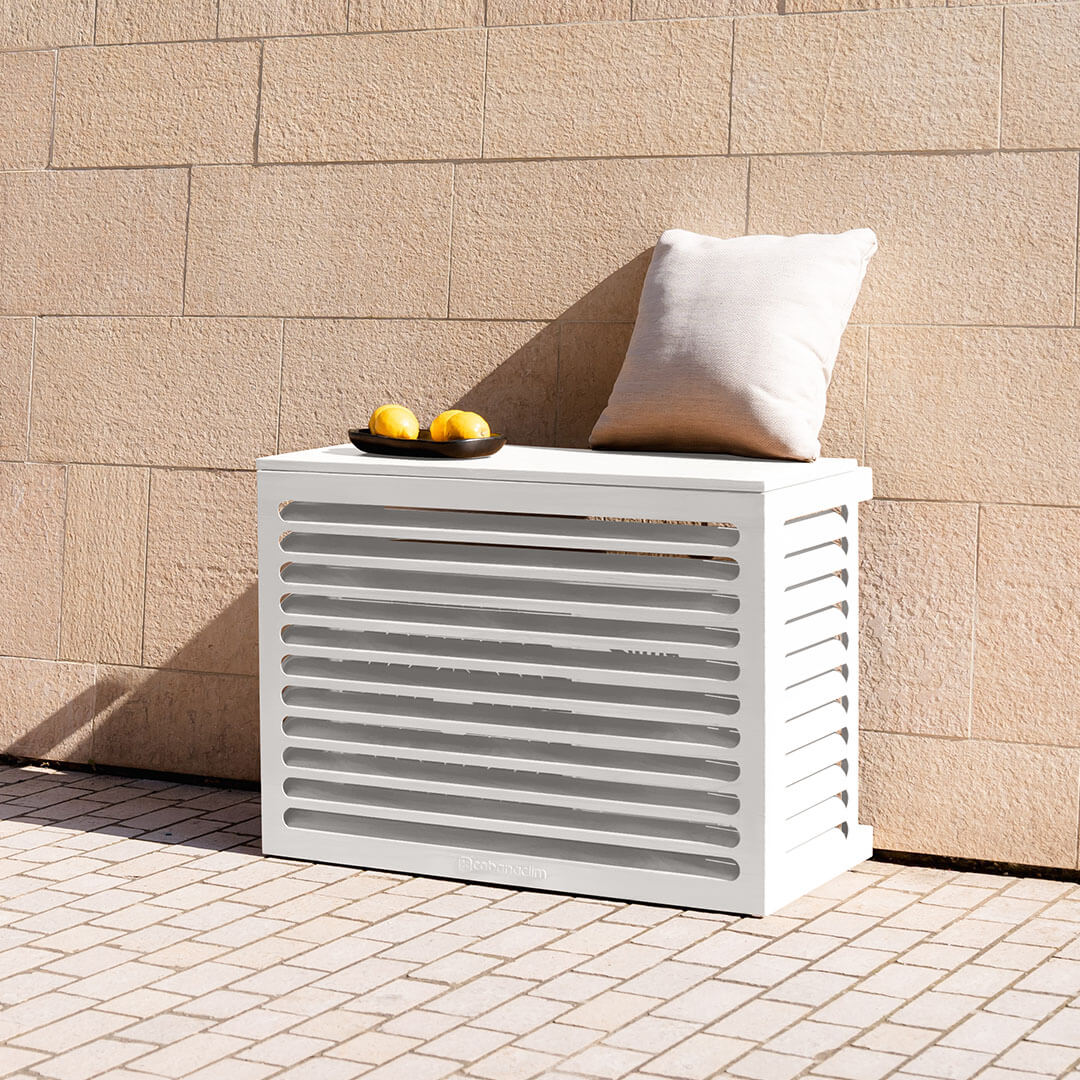 Cache clim blanc (RAL 9010) Cabanaclim – – vue de face mur seul. Finition en aluminium haut de gamme, conçue pour habiller votre clim ou pompe à chaleur avec style. Un cache clim design pensé pour durer.