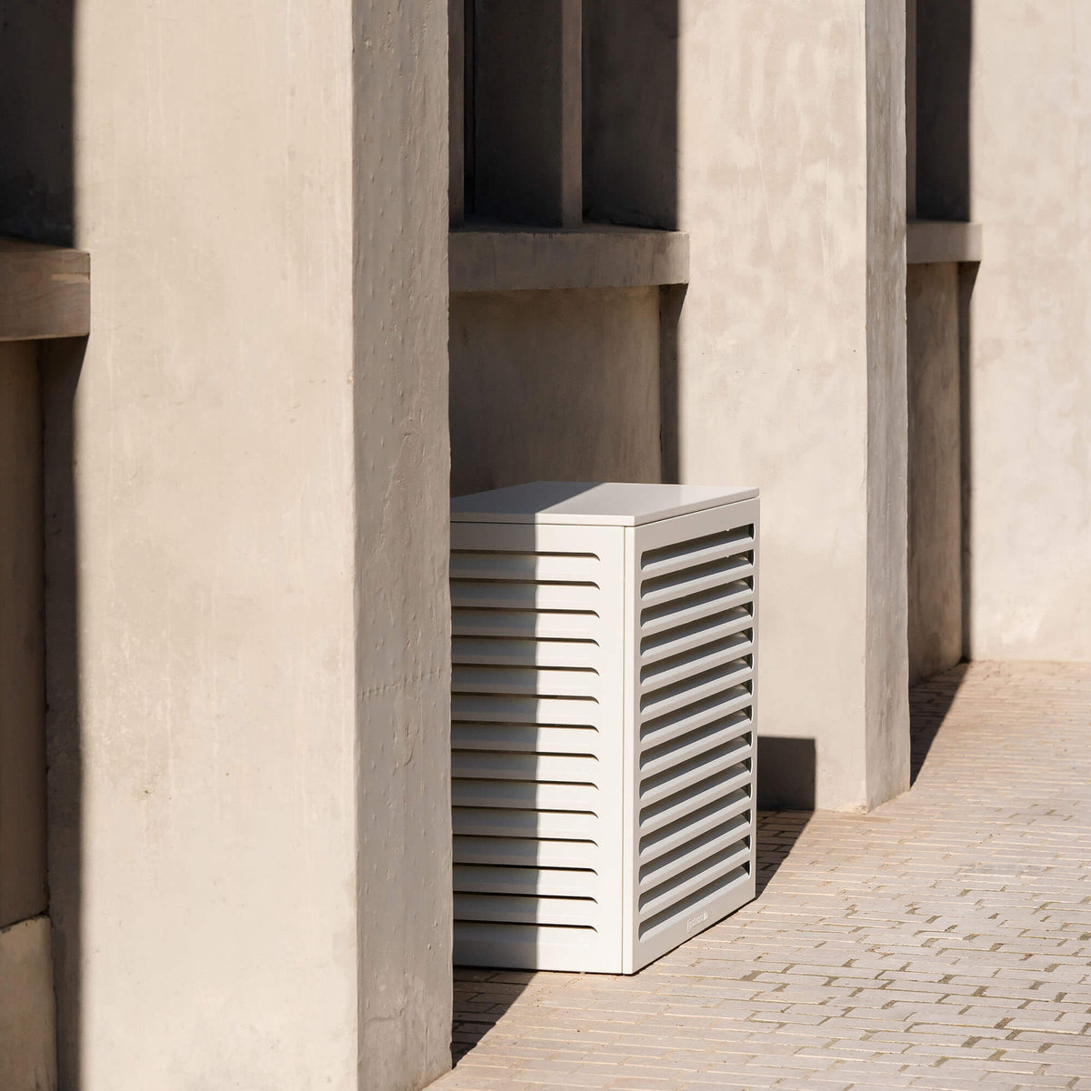Cache clim blanc (RAL 9010) – , installé avec soin – vue style architecture. Protection élégante et durable, pensée pour s’intégrer à tous les environnements extérieurs. Un cache clim design pensé pour durer.