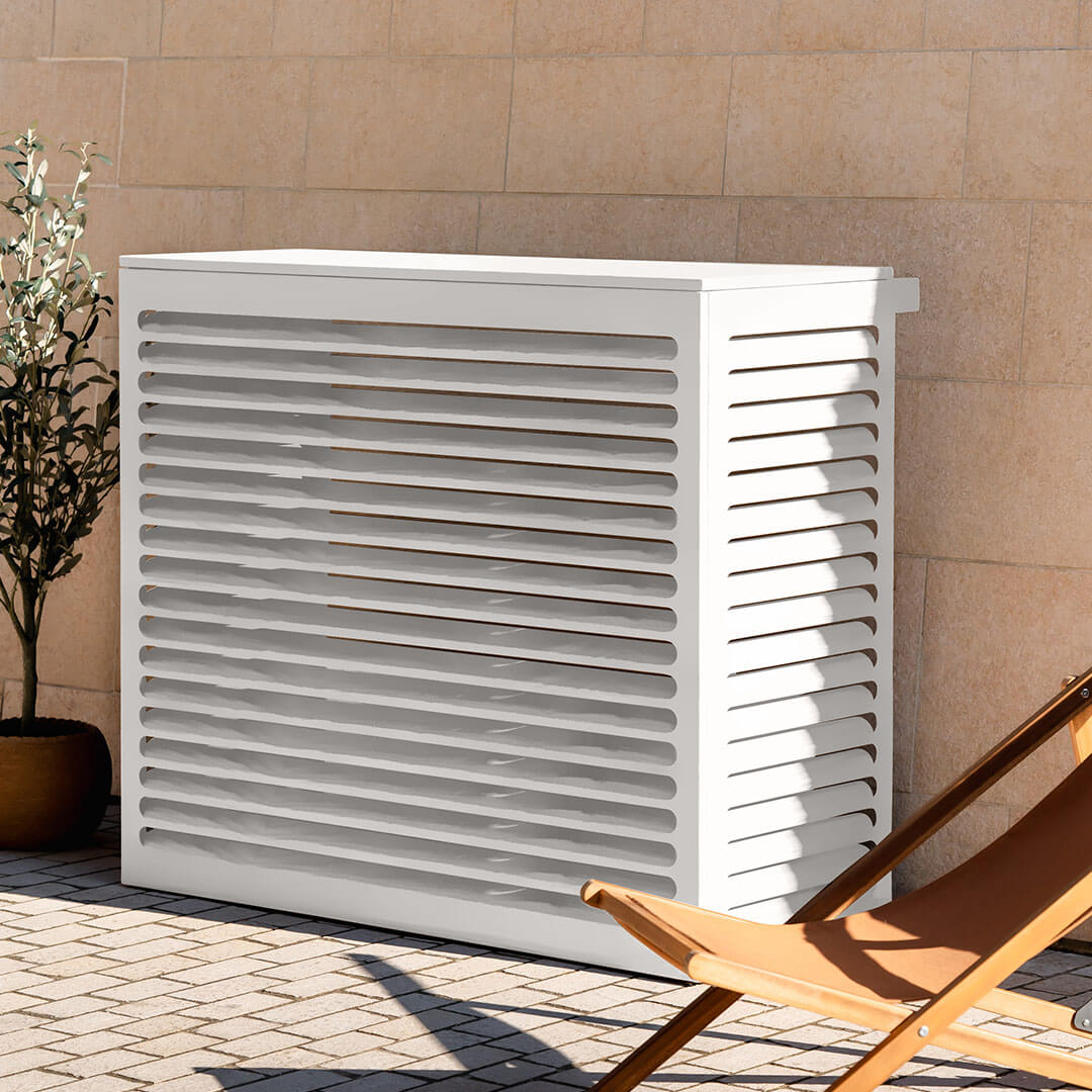 Cache clim blanc (RAL 9010) – , installé avec soin – vue 3/4. Structure ventilée et design, idéale pour sublimer une façade ou un jardin. Un cache clim design pensé pour durer.