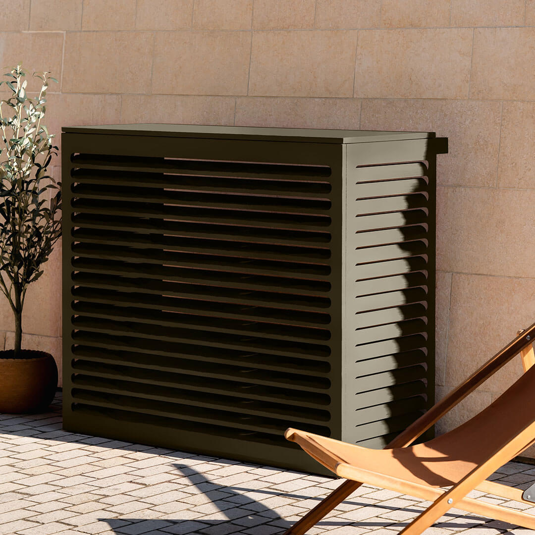 Cache clim vert olive (RAL 6014) – , installé avec soin – mise en situation déco extérieure. Finition en aluminium haut de gamme, conçue pour habiller votre clim ou pompe à chaleur avec style. Un rendu soigné qui allie déco et performance.