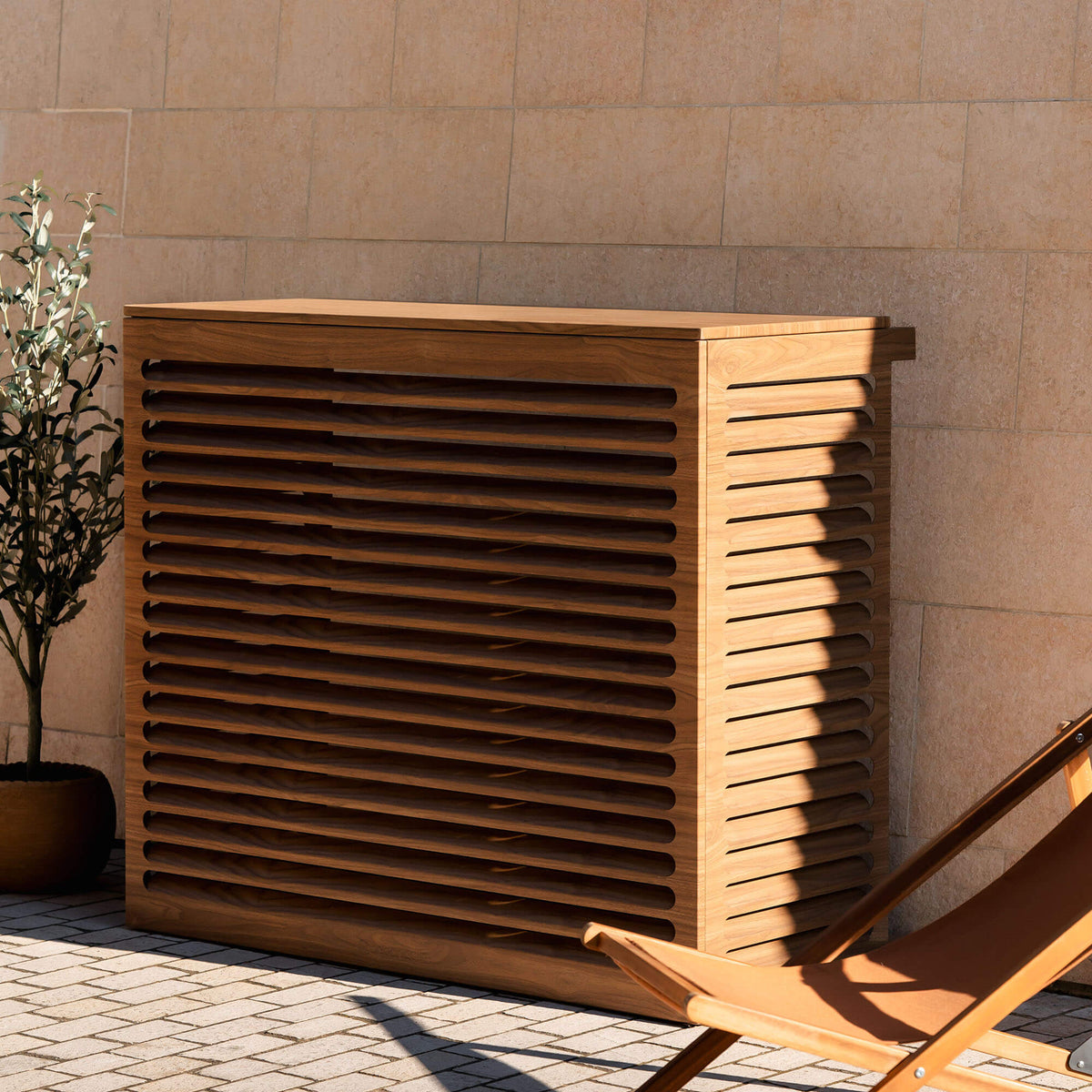 Cache clim bois exotique – , installé avec soin – vue de face avec déco. Finition en aluminium haut de gamme, conçue pour habiller votre clim ou pompe à chaleur avec style. Un cache clim design pensé pour durer.