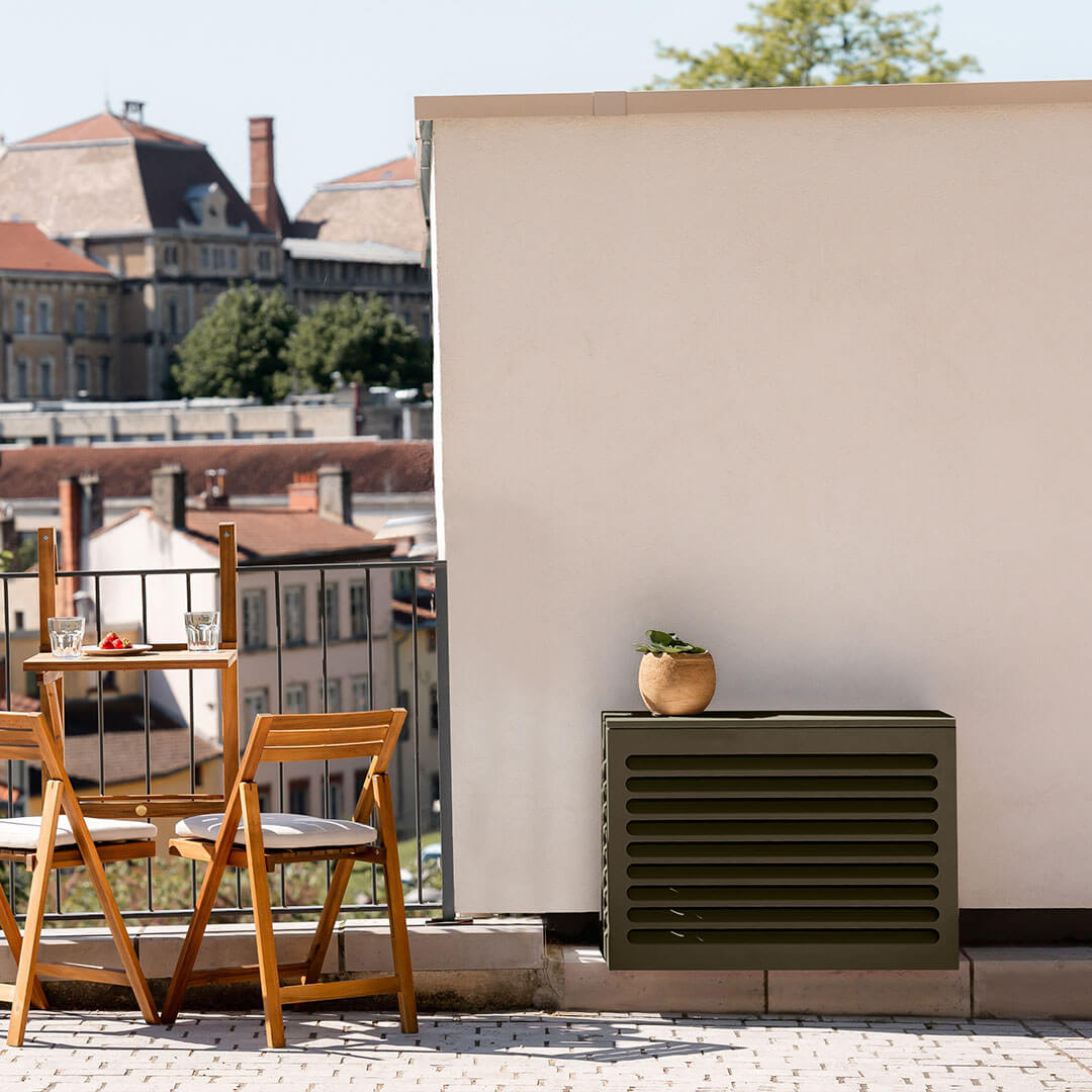 Cache clim vert olive (RAL 6014) Cabanaclim – – vue de face avec déco. Protection élégante et durable, pensée pour s’intégrer à tous les environnements extérieurs. Un rendu soigné qui allie déco et performance.