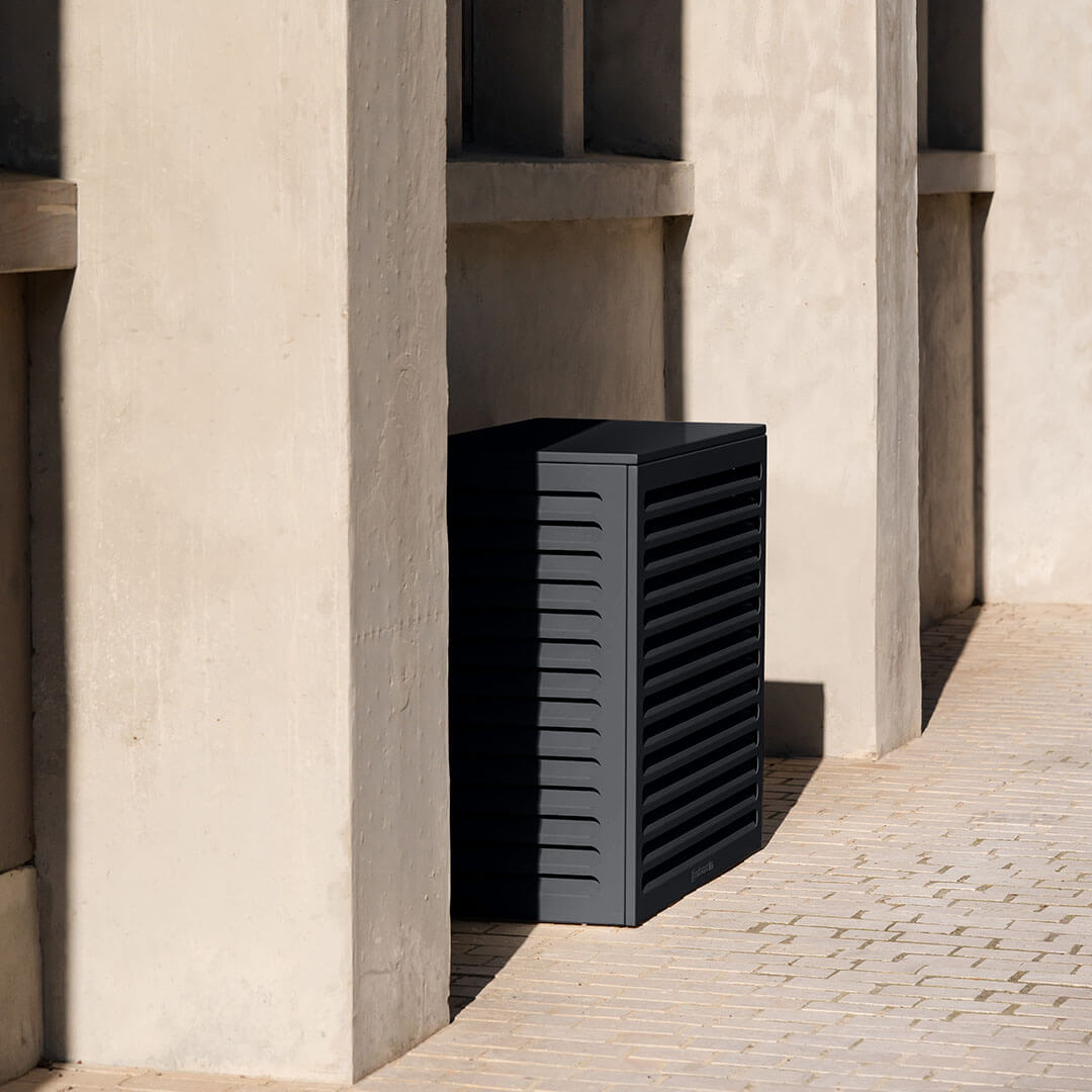 Cache clim gris anthracite (RAL 7016) Cabanaclim – – vue style architecture. Protection élégante et durable, pensée pour s’intégrer à tous les environnements extérieurs. Un cache clim design pensé pour durer.